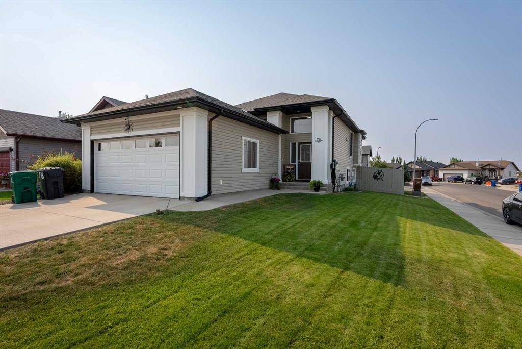 Lethbridge, AB T1H 3Y8,76 Jessie Robinson Close N