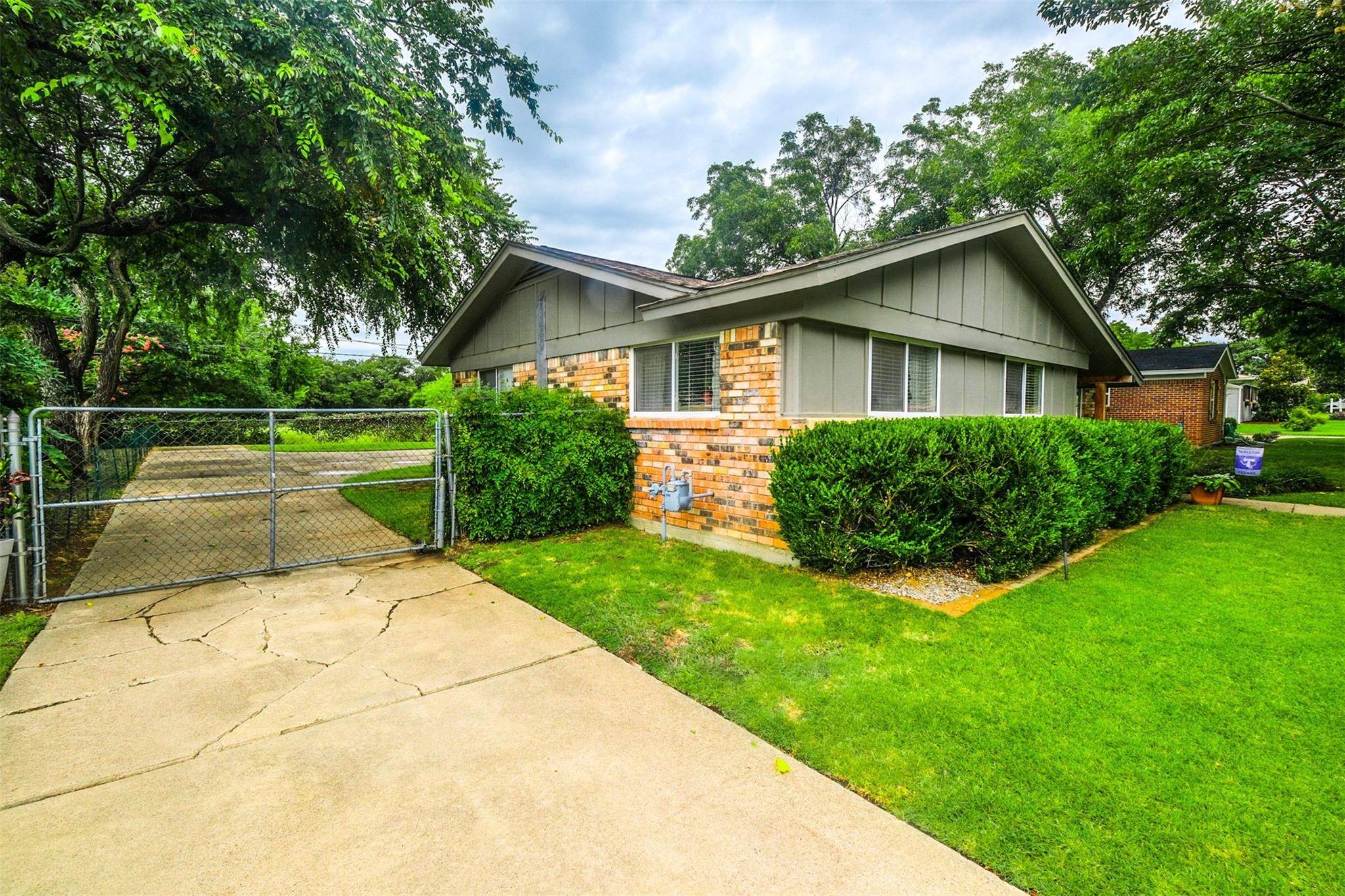 Hurst, TX 76053,1417 Brookside Drive