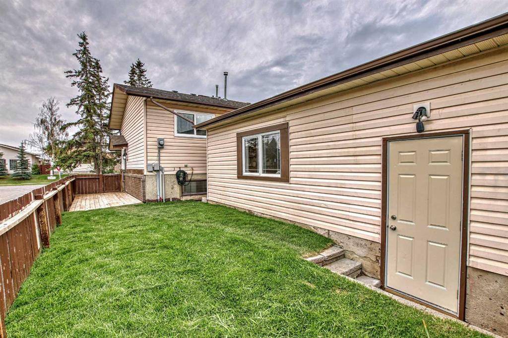 Calgary, AB T1Y 5P1,6736 43 AVE NE