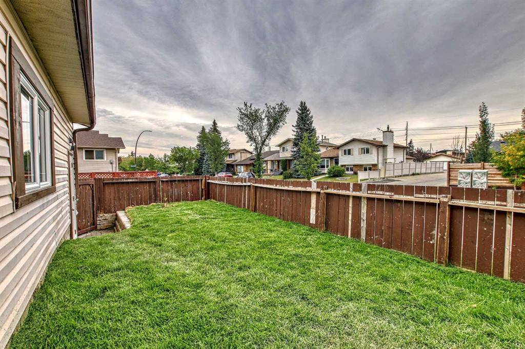 Calgary, AB T1Y 5P1,6736 43 AVE NE