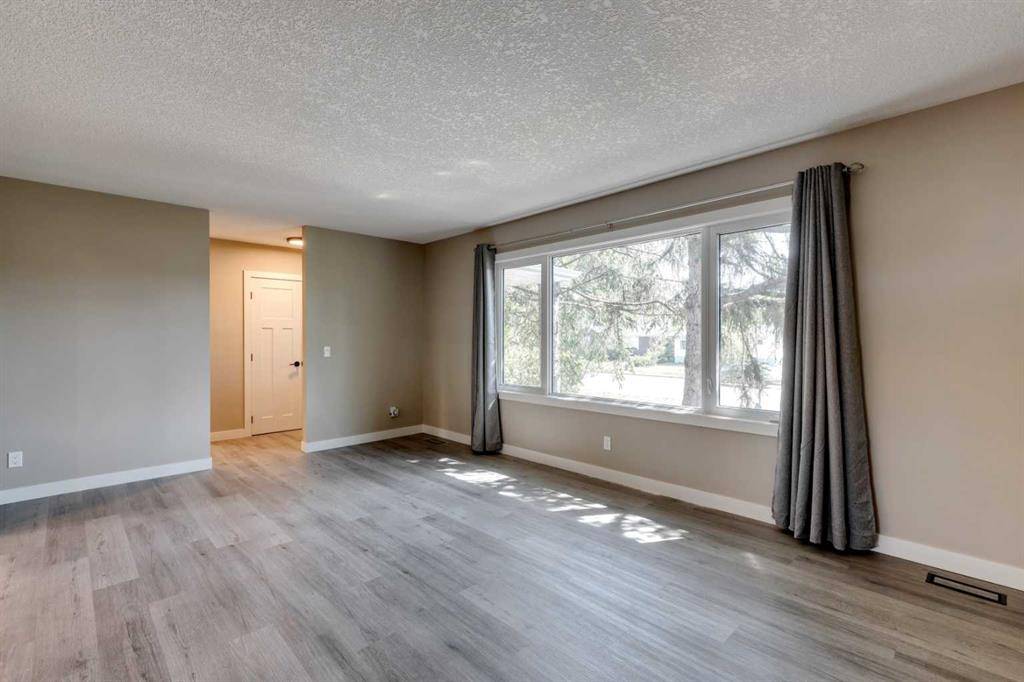 Calgary, AB T3E3A5,2219 37 ST SW