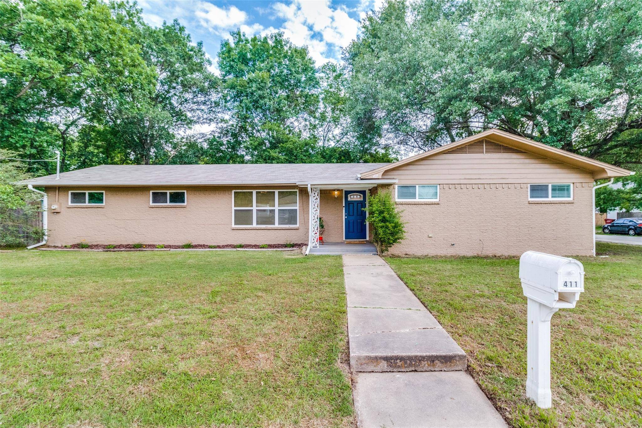 Bonham, TX 75418,411 E 10th Street