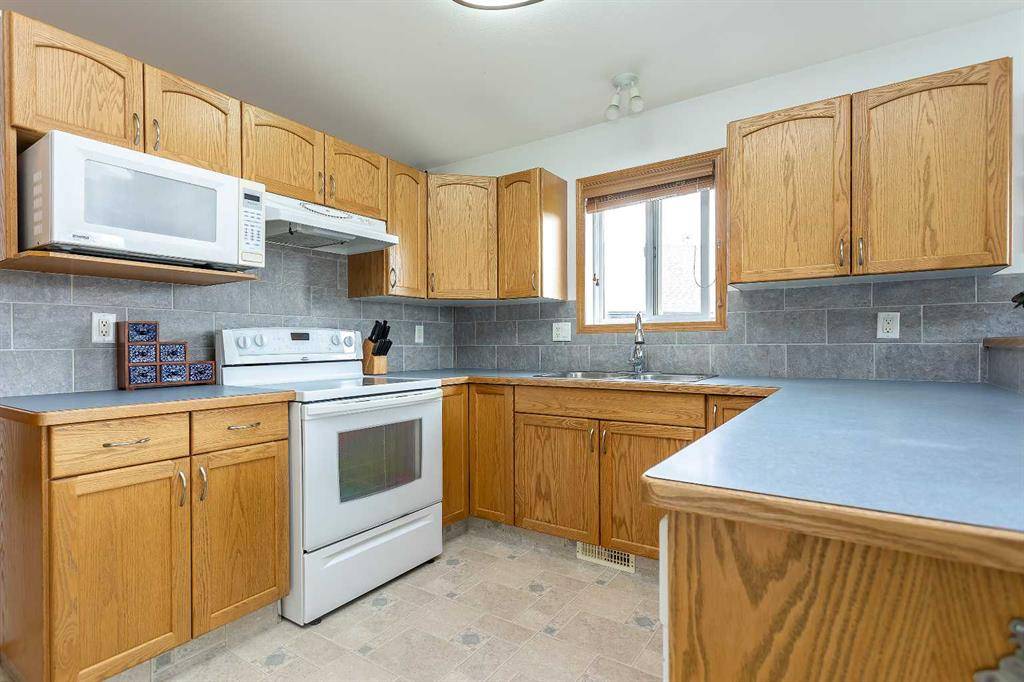 Red Deer, AB T4R 3S3,124 Irving CRES