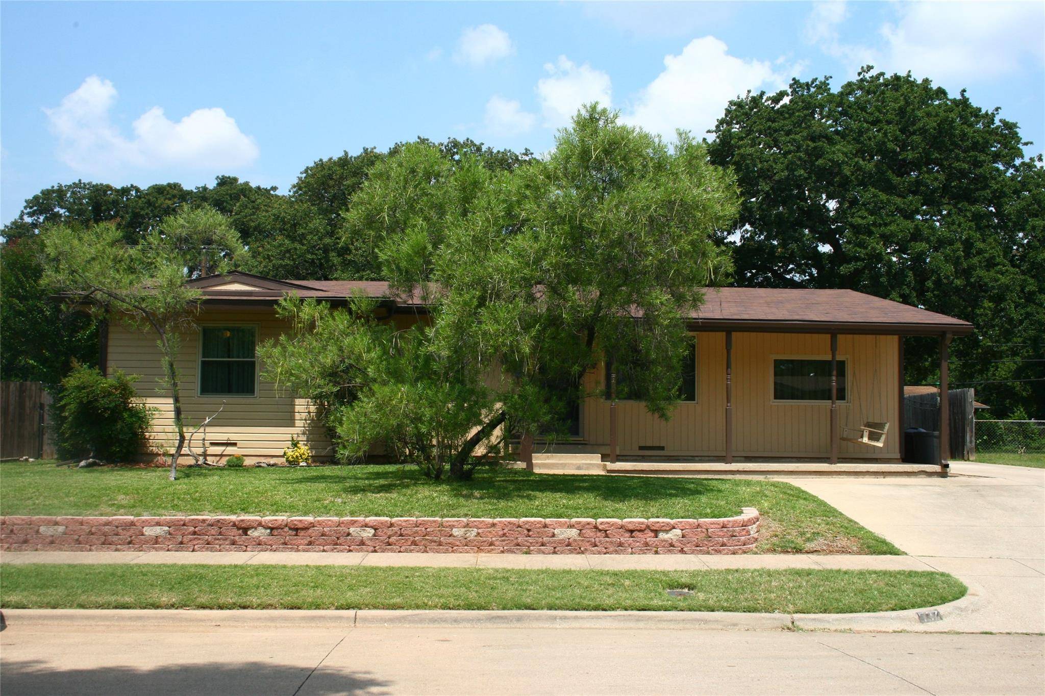 Hurst, TX 76053,537 Buena Vista Drive