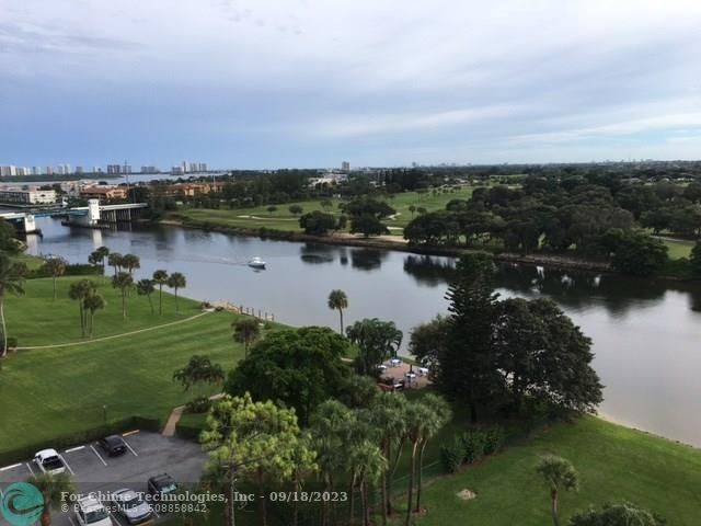 North Palm Beach, FL 33408,356 Golfview Rd  #LPH2