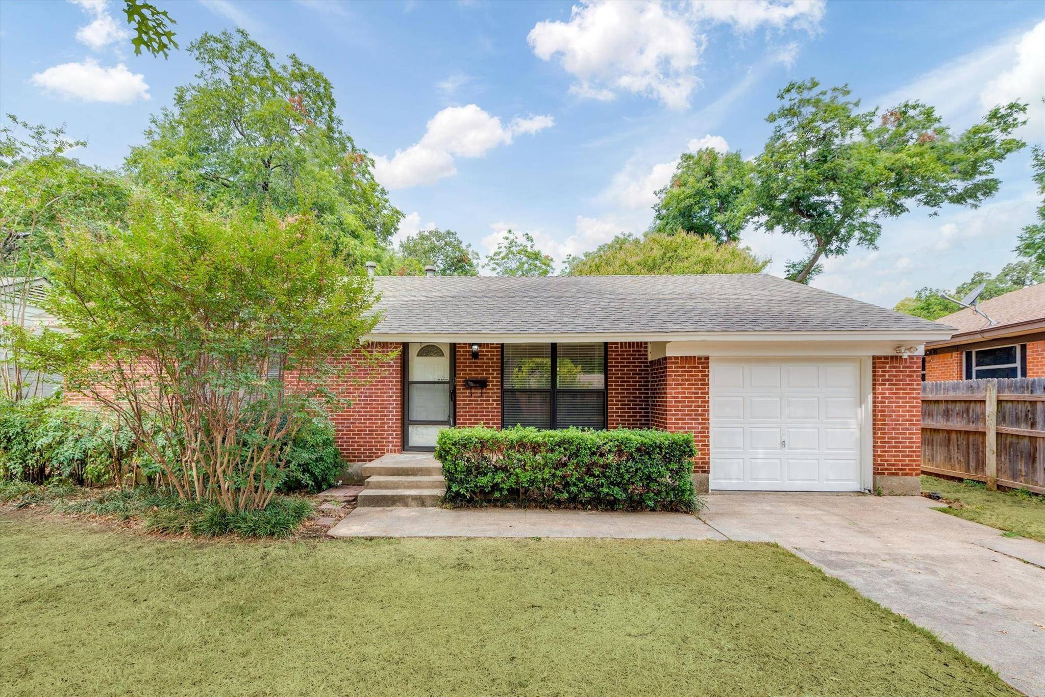 Arlington, TX 76013,1806 Oak Tree Lane