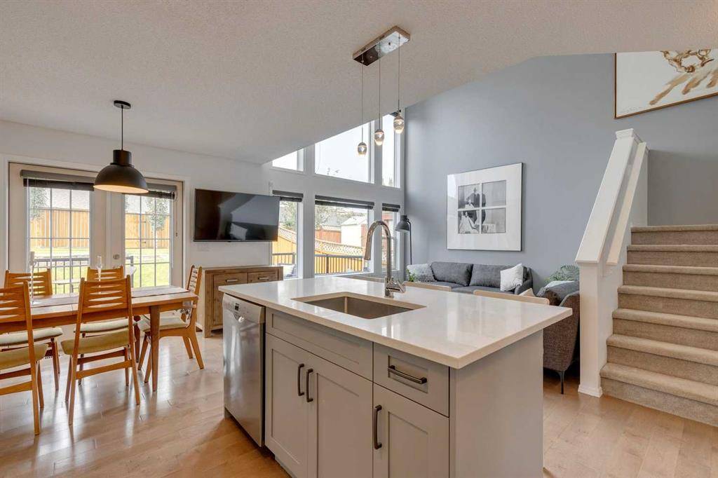 Calgary, AB T3H 5M7,323 Springborough WAY SW