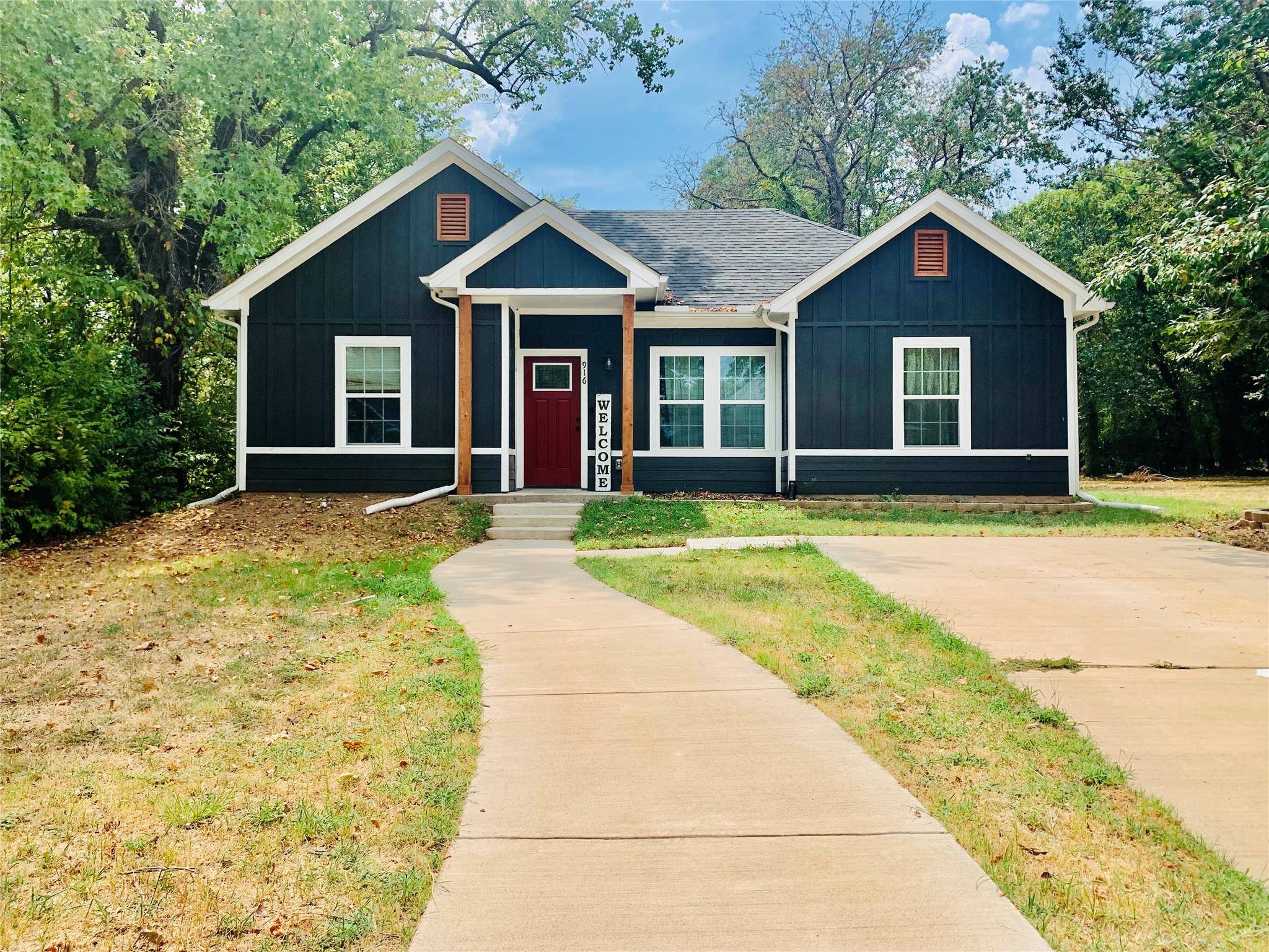 Denison, TX 75020,916 W Elm Street