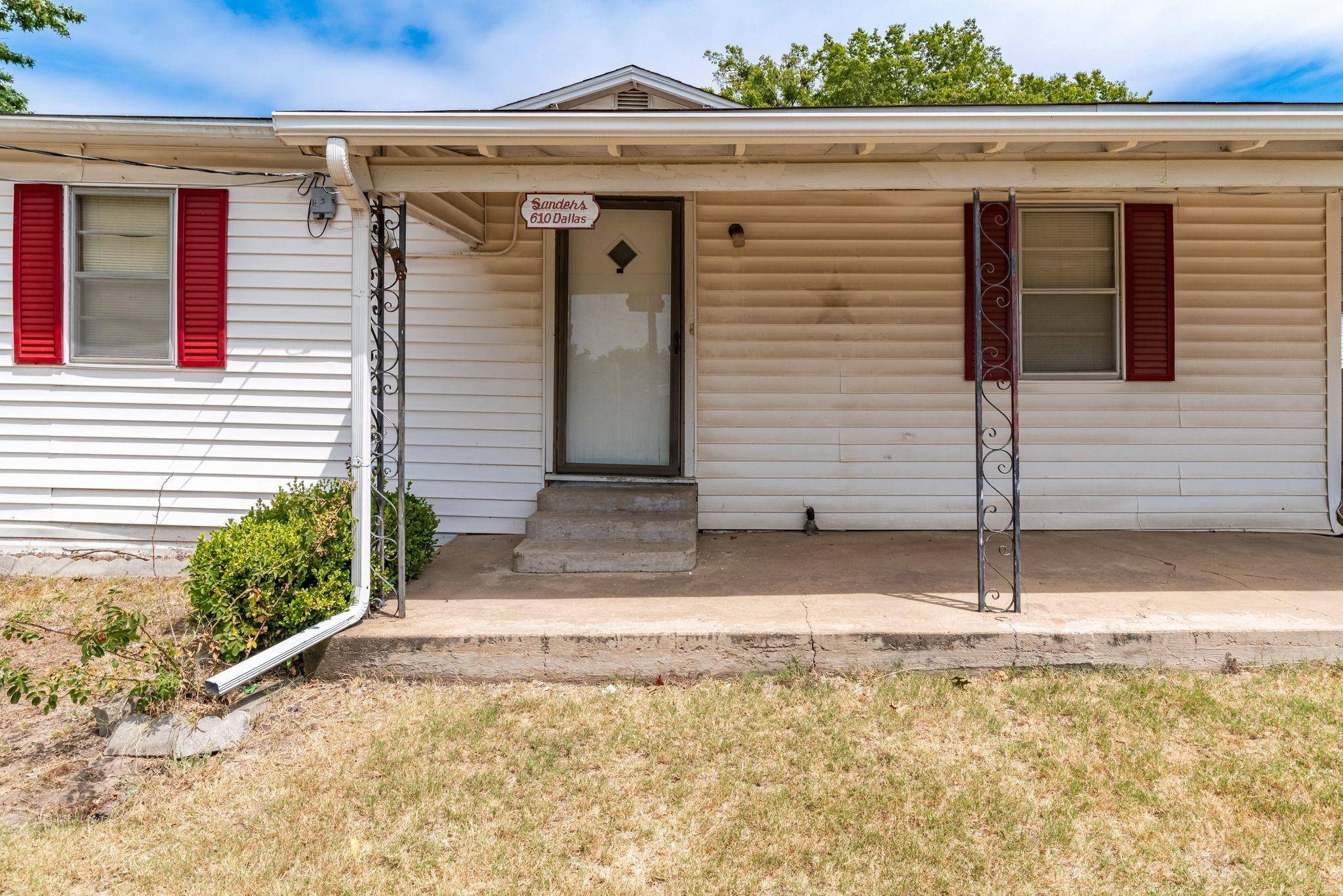 Wolfe City, TX 75496,610 W Dallas Street