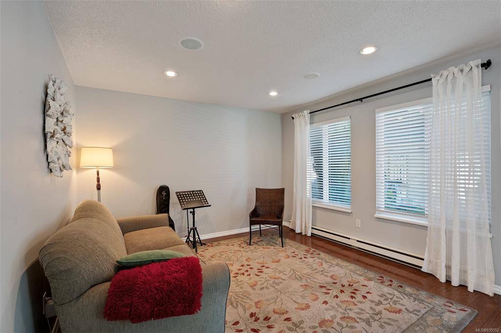 Saanich, BC V8N 1A6,1741 McKenzie Ave #14