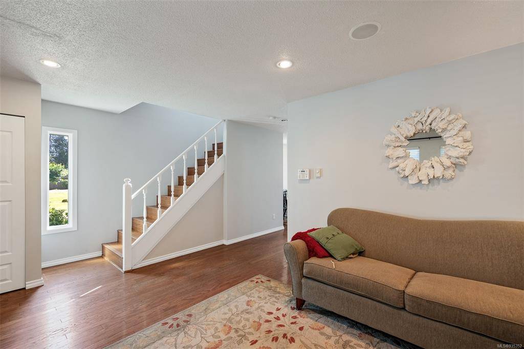 Saanich, BC V8N 1A6,1741 McKenzie Ave #14