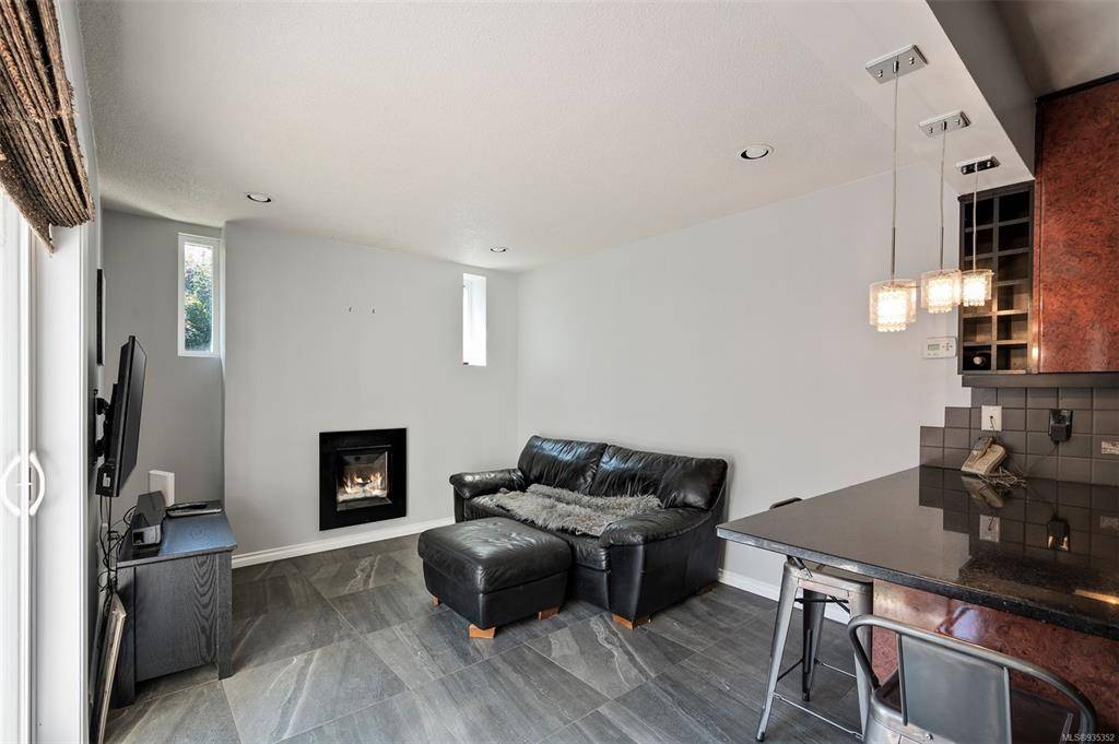 Saanich, BC V8N 1A6,1741 McKenzie Ave #14