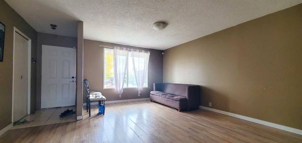 Calgary, AB T2A 5Y7,591 Aboyne CRES NE