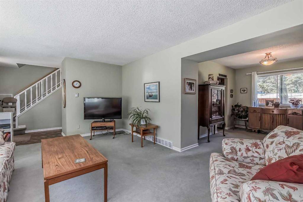 Calgary, AB T2W 0Y1,1418 Springfield PL SW