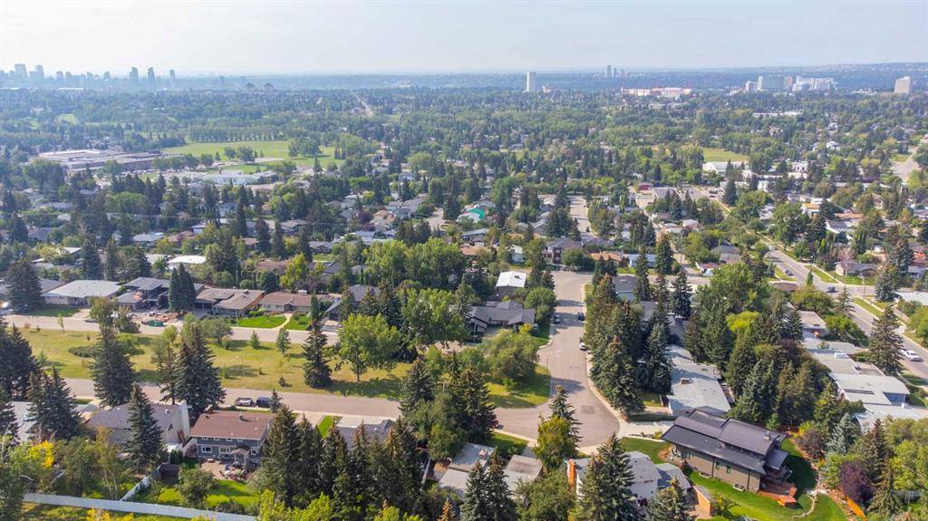 Calgary, AB T2L 0N3,1908 Cayuga DR NW