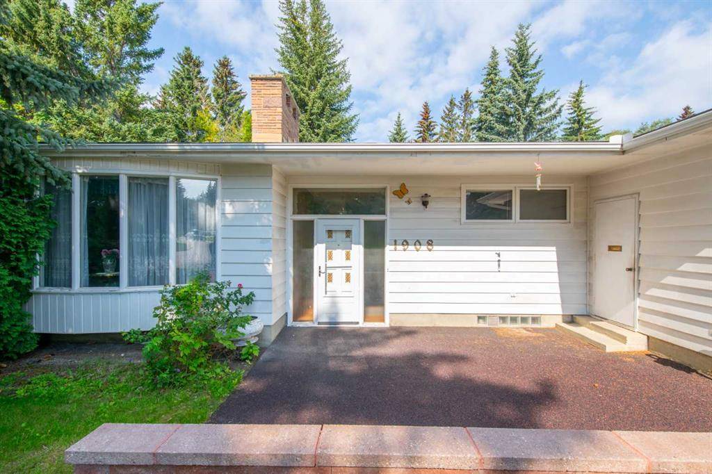 Calgary, AB T2L 0N3,1908 Cayuga DR NW