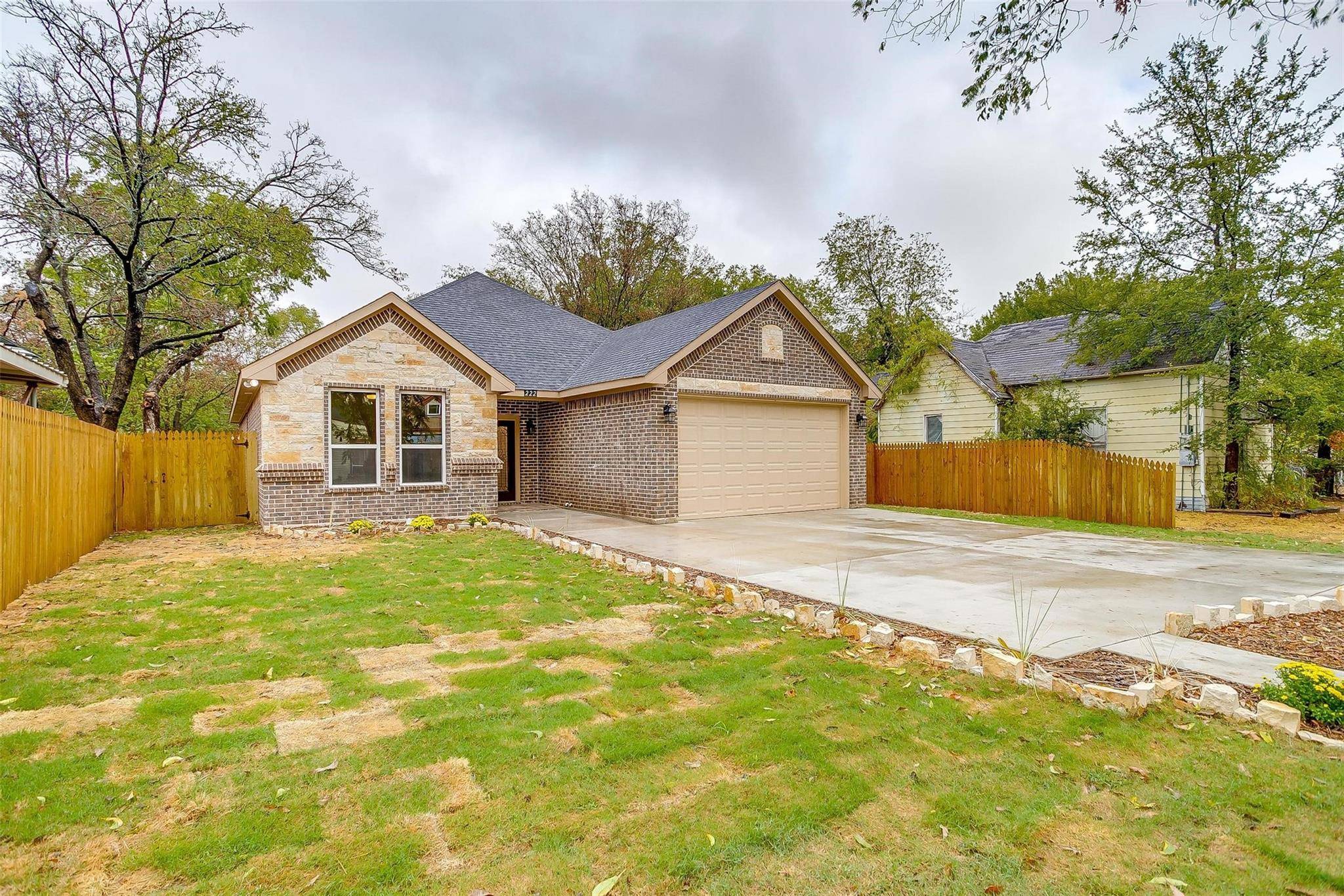 Cleburne, TX 76033,222 W Heard Street