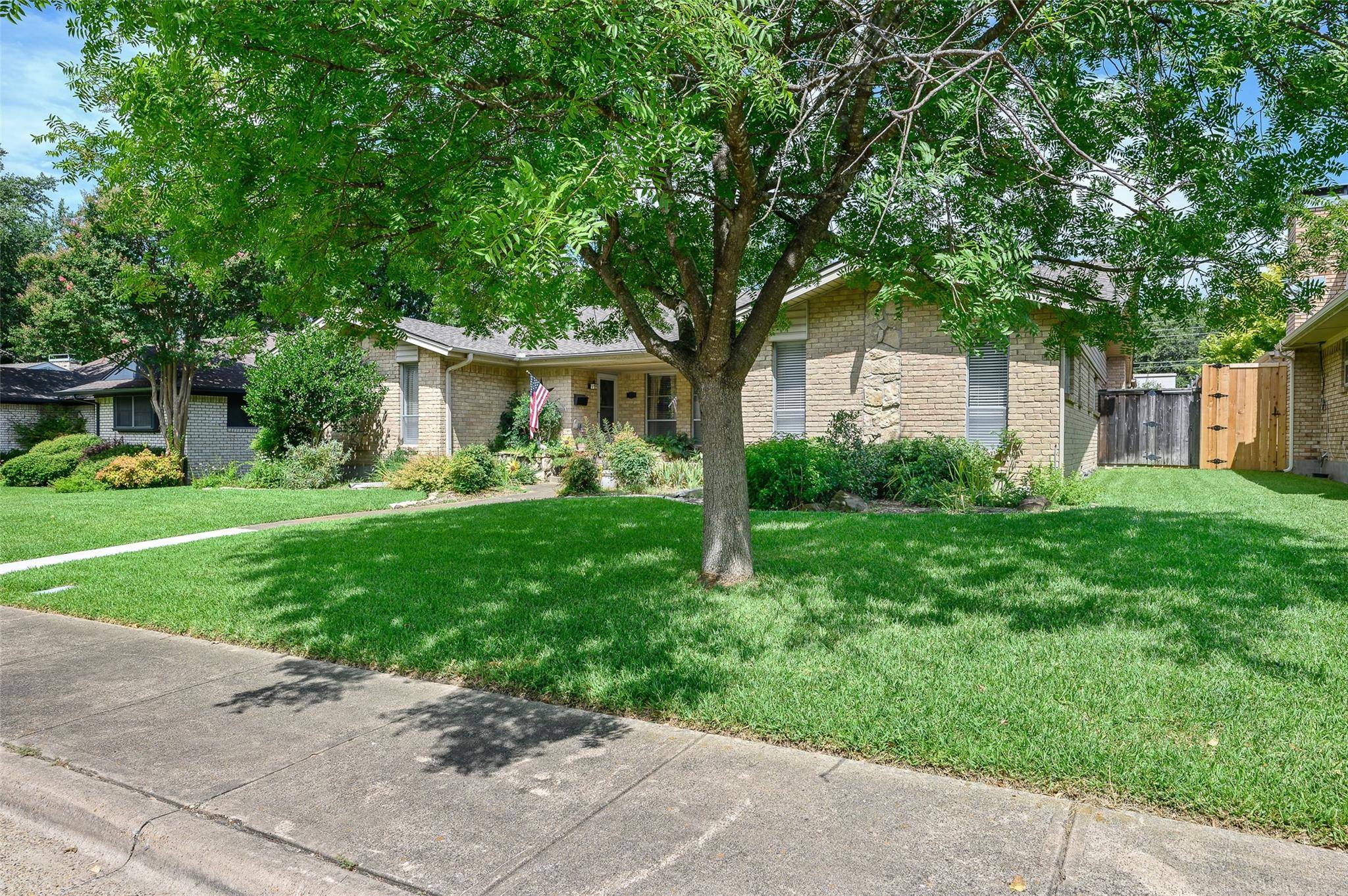 Dallas, TX 75214,7421 Brentcove Circle