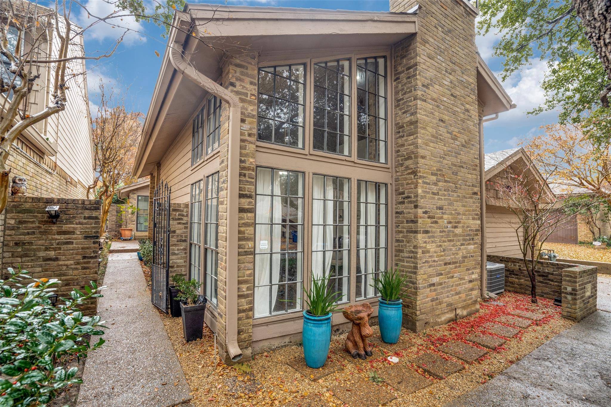 Dallas, TX 75240,6242 Twin Oaks Circle