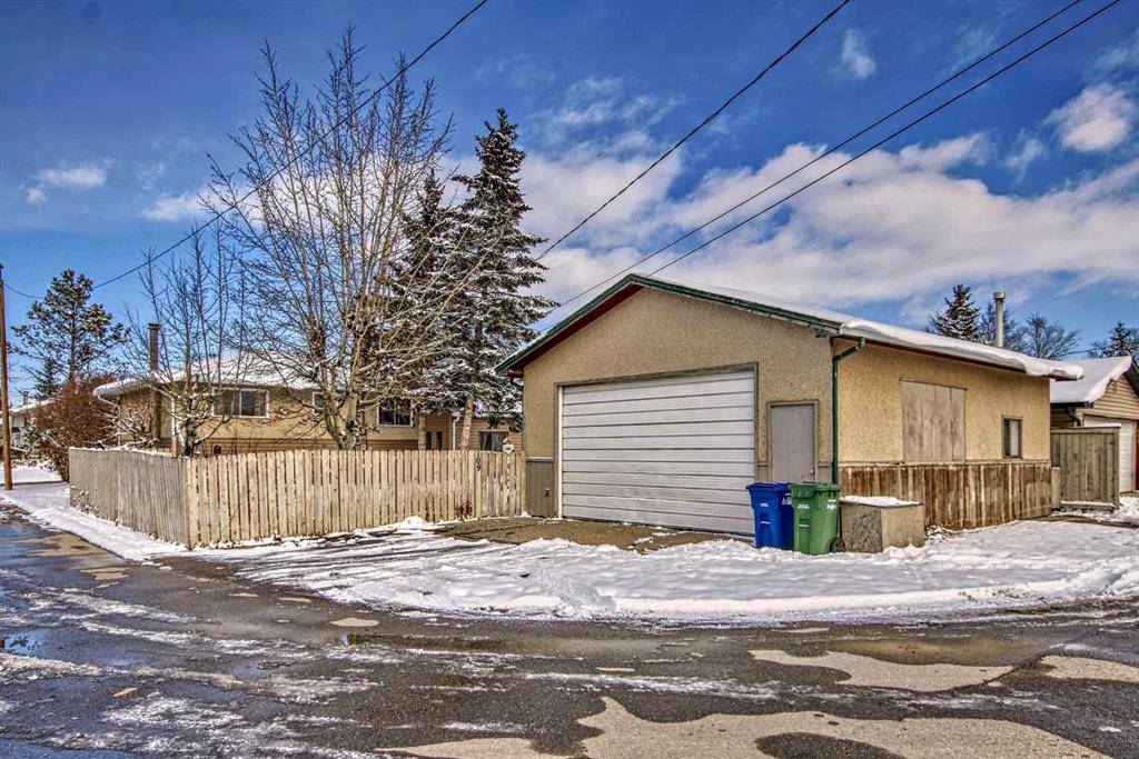 Airdrie, AB T4B 1M2,109 McCracken CRES NE