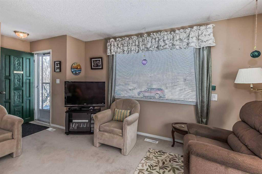 Airdrie, AB T4B 1M2,109 McCracken CRES NE