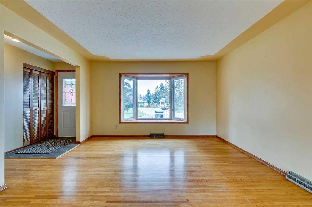 Calgary, AB T2L 0S8,61 Carmangay CRES NW