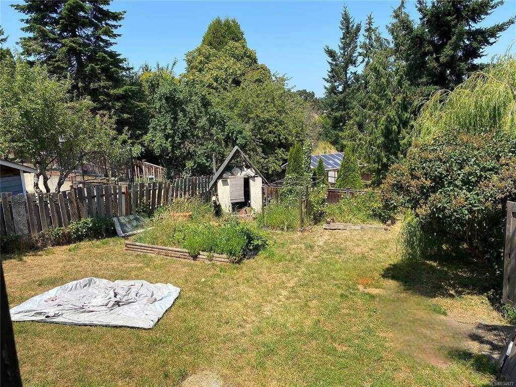 Saanich, BC V8Z 2P9,1030 Tulip Ave