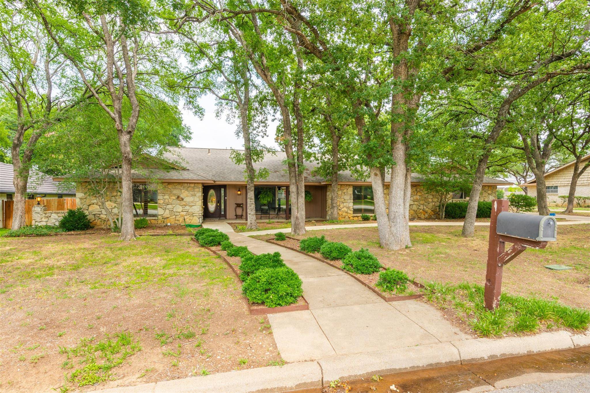 Fort Worth, TX 76112,809 Oakmont Lane N