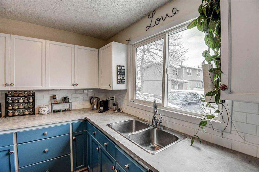 Calgary, AB T3B 4N8,120 Silvercreek Close NW #506