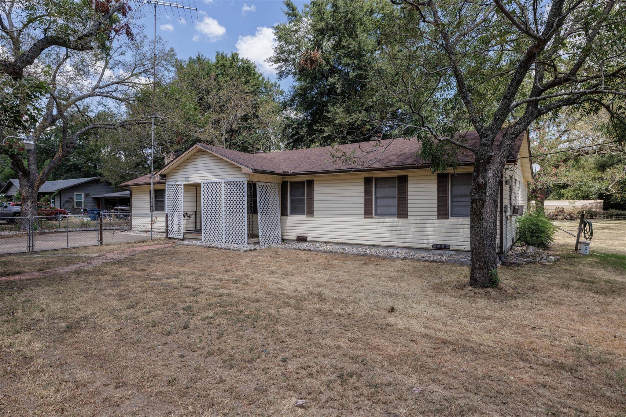 Campbell, TX 75422,207 E North Street