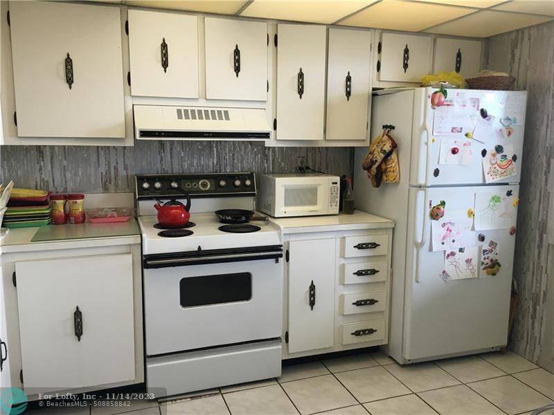 Lauderhill, FL 33319,3910 Inverrary Blvd  #806B