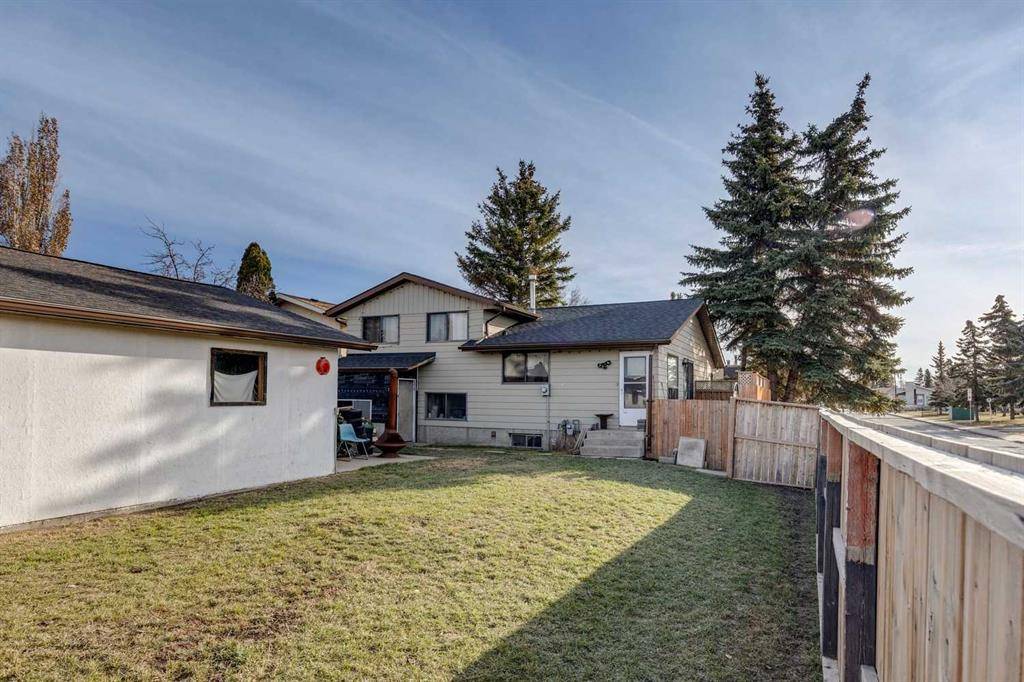 Calgary, AB T2A 6J3,103 Abergale PL NE