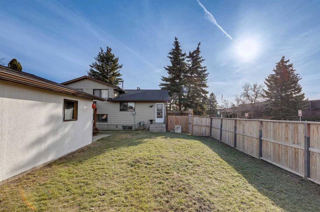 Calgary, AB T2A 6J3,103 Abergale PL NE