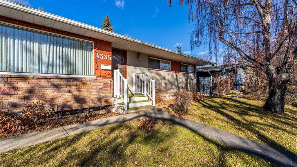 Calgary, AB T2L 2G1,4335 Brisebois DR NW