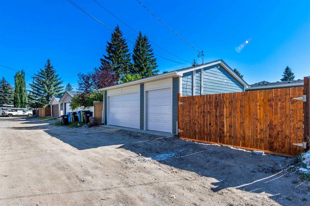 Calgary, AB T3E 5Y5,5320 La Salle CRES SW