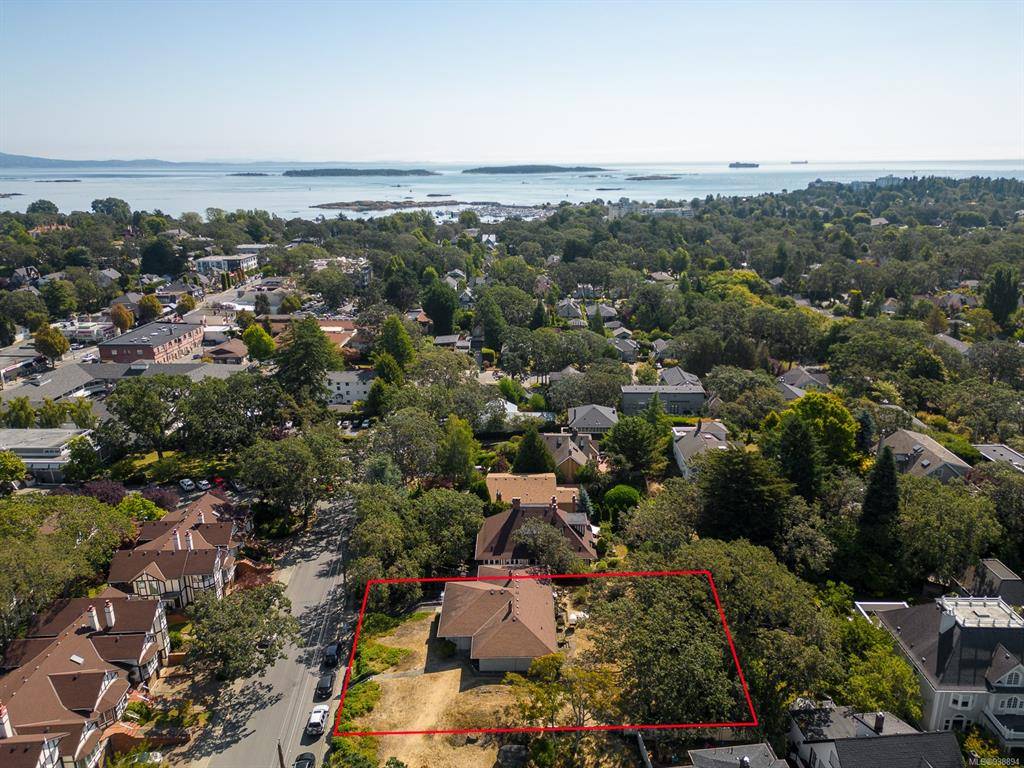 Oak Bay, BC V8S 2N1,2135 Granite St