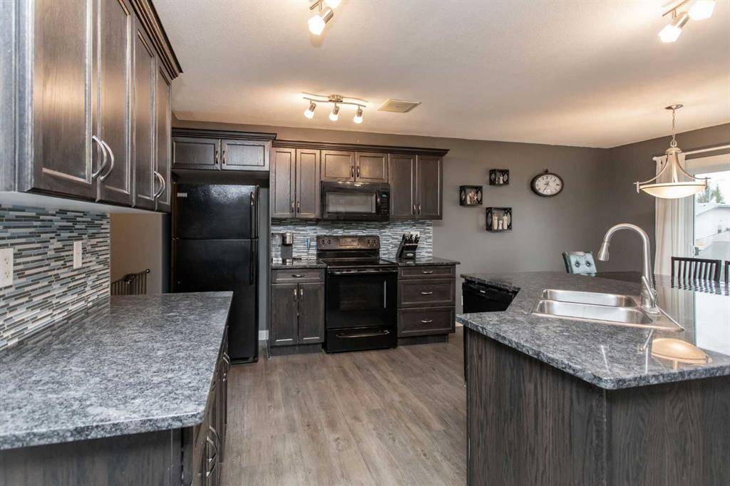 Blackfalds, AB T4M 0J6,64 Almond CRES