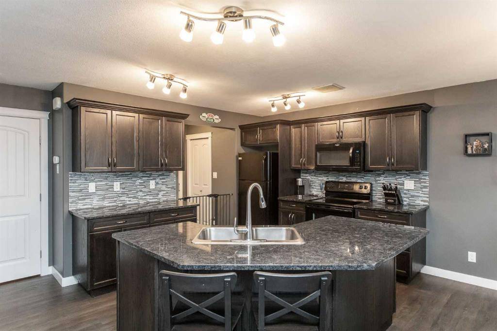 Blackfalds, AB T4M 0J6,64 Almond CRES