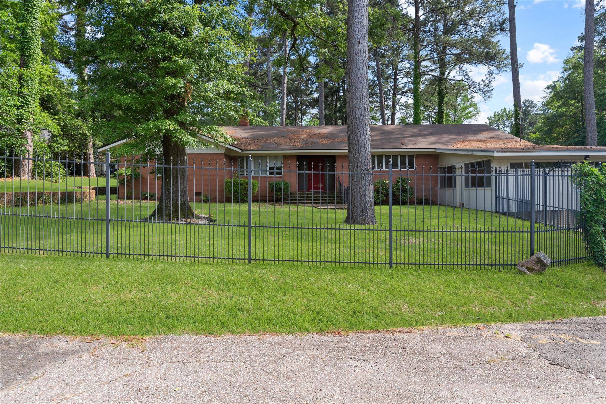 Shreveport, LA 71106,621 Robinhood Street