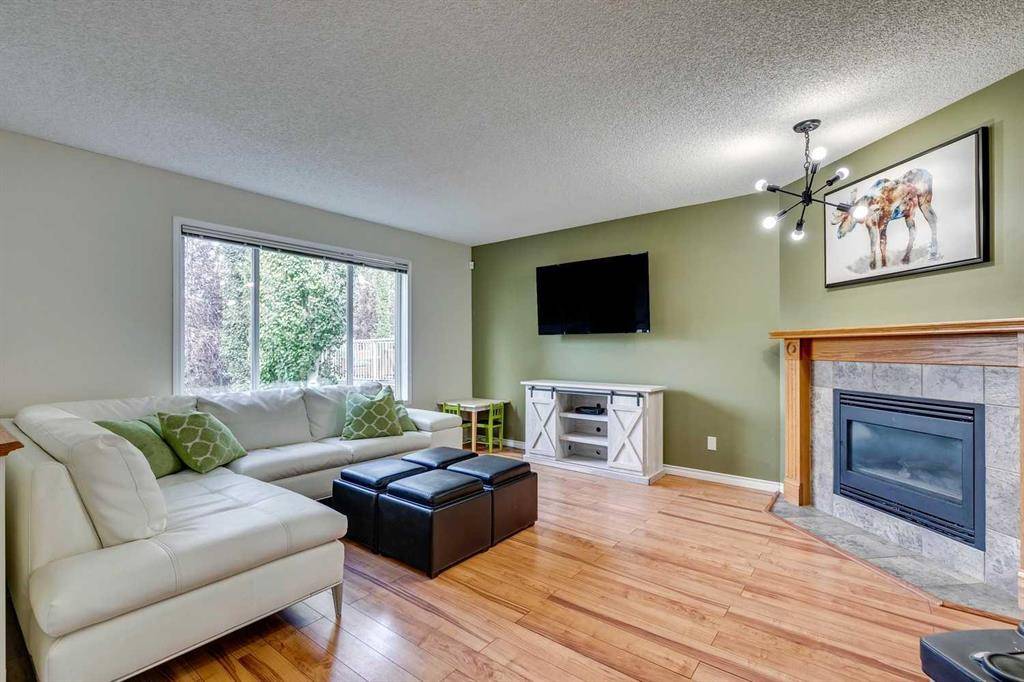 Calgary, AB T2Z 2T1,509 Douglas Woods Mews SE