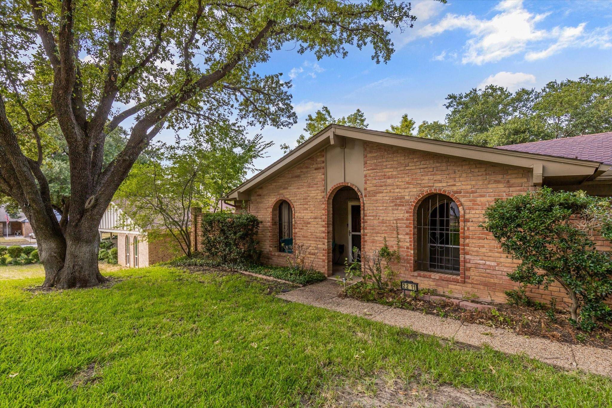 Arlington, TX 76012,2211 Crooked Oak Court