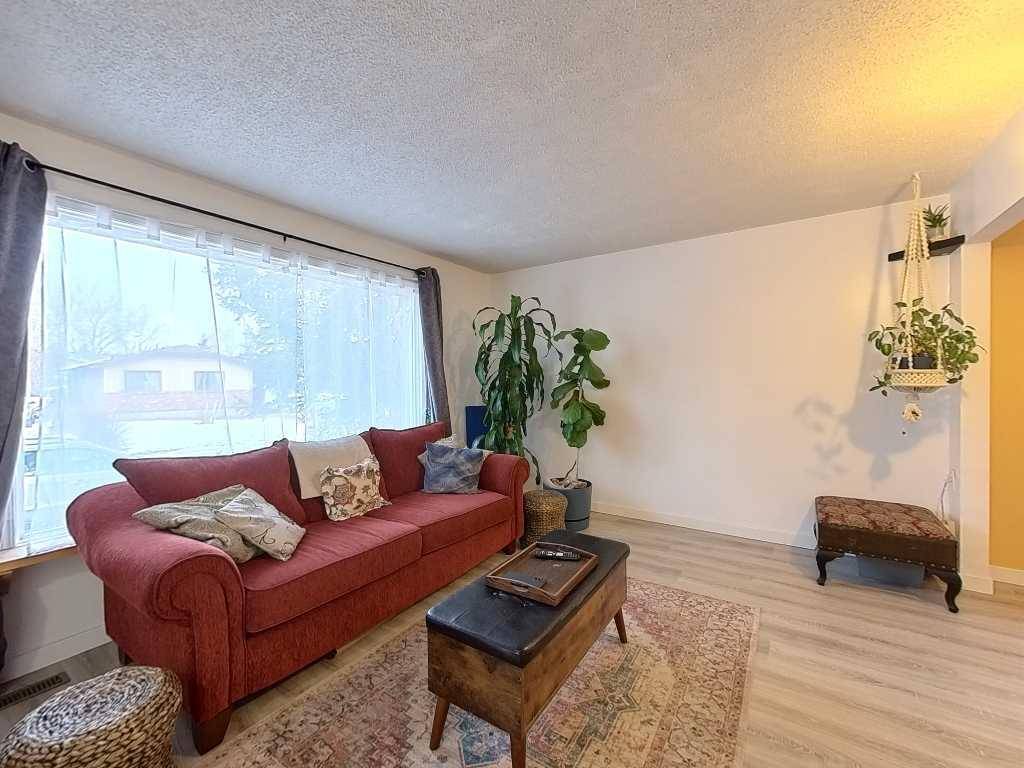 Calgary, AB T2A 5Y7,623 Aboyne CRES NE