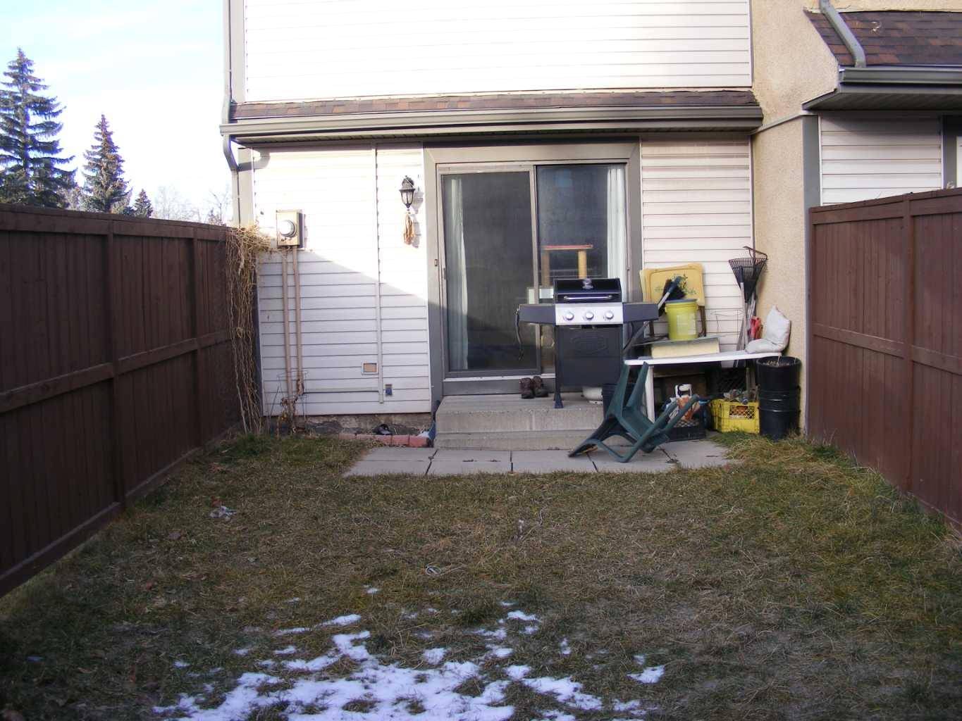 Calgary, AB T1Y 3Z4,2720 Rundleson RD NE #61