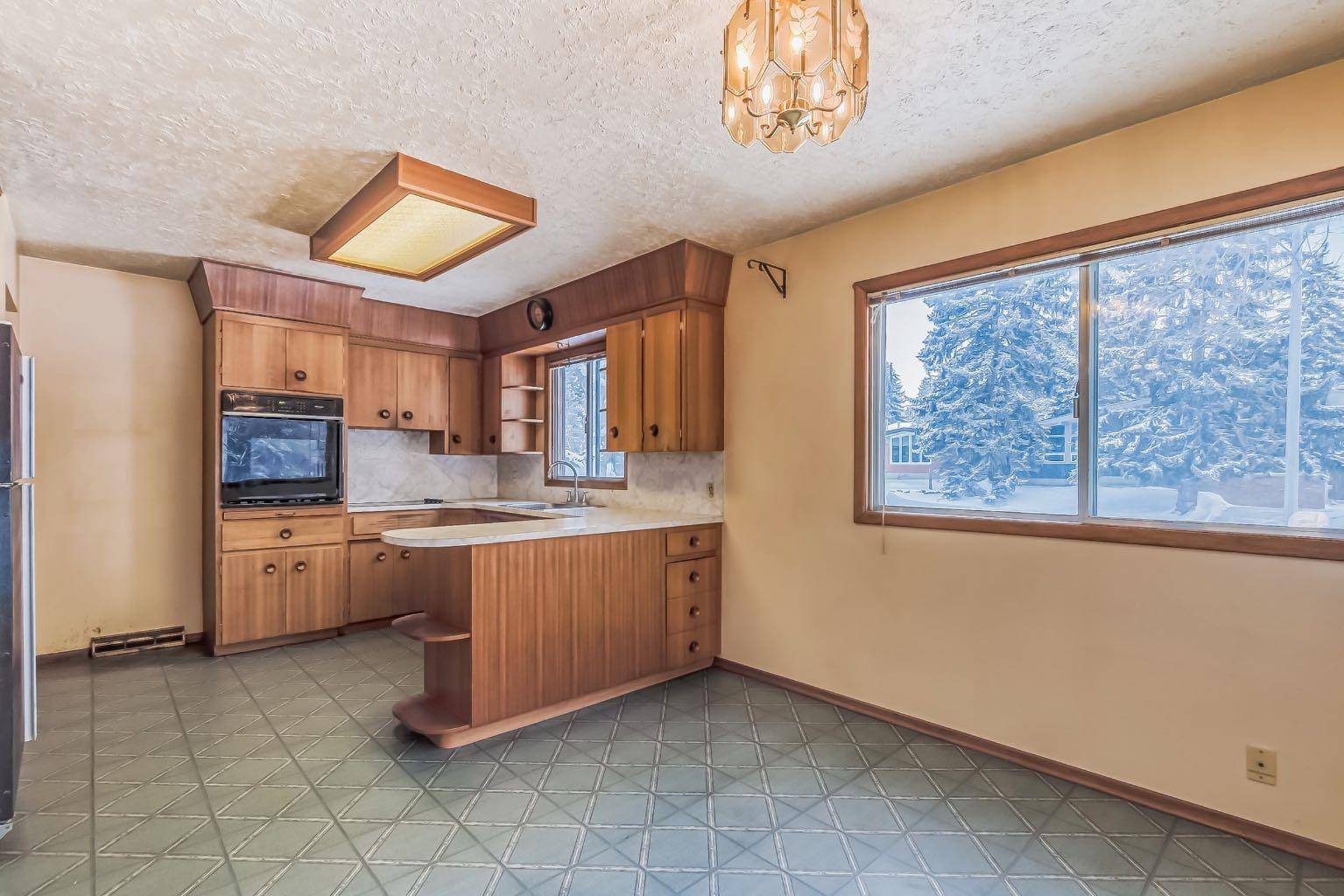 Calgary, AB T2L1P4,4231 26 ST NW