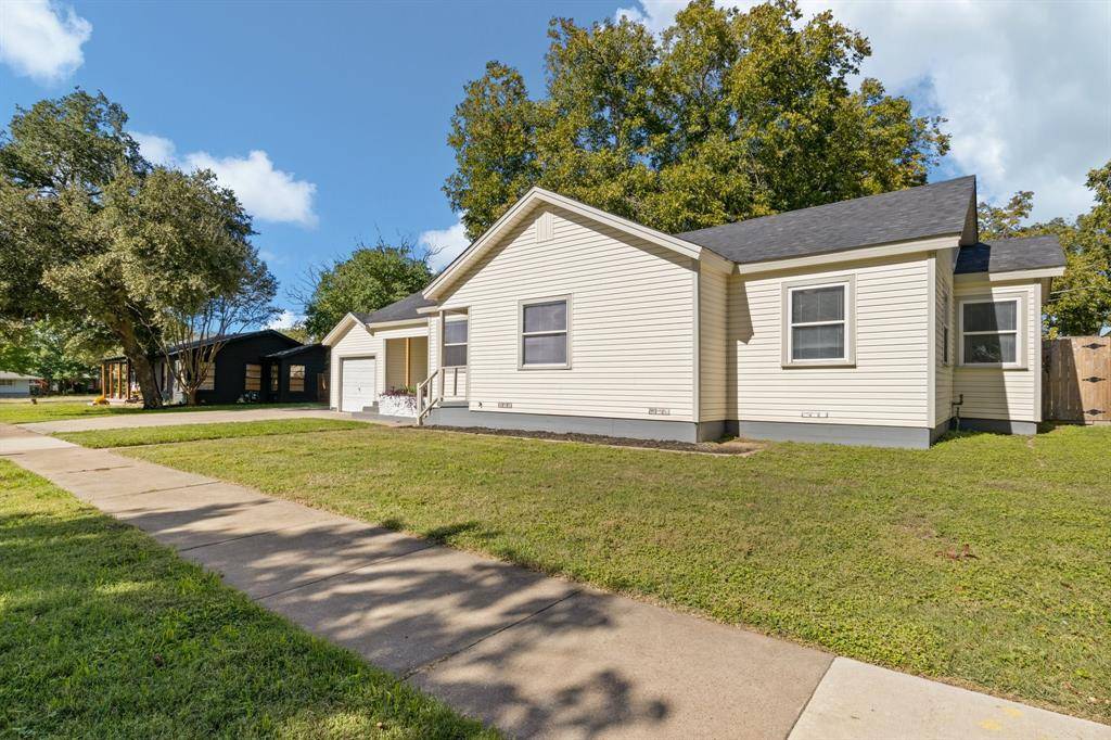 Cleburne, TX 76033,832 Featherston Street