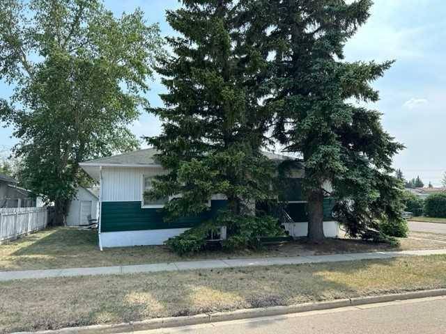 Hanna, AB T0J1P0,219 5 AVE W