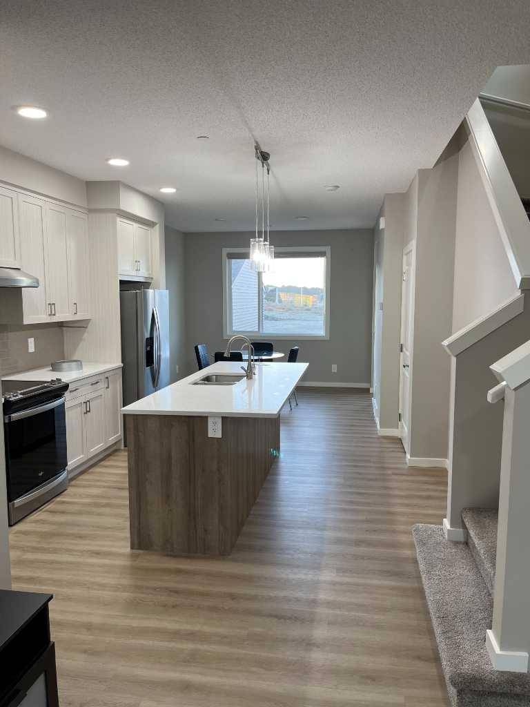 Calgary, AB T3P1Y1,93 Herron Mews NE