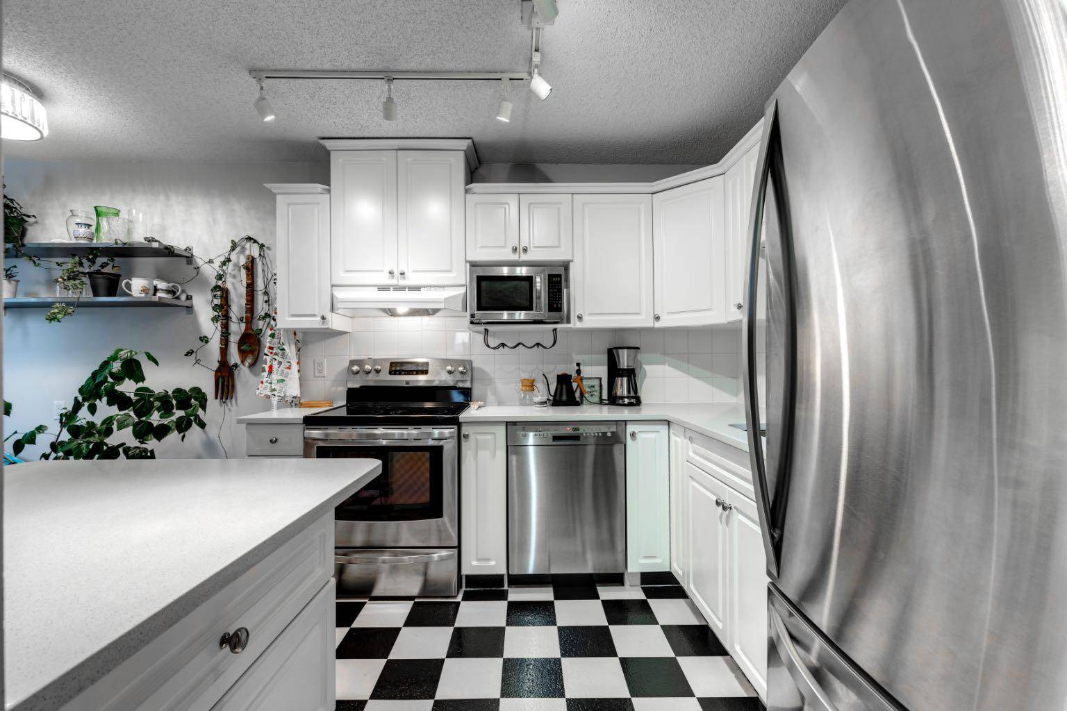 Calgary, AB T2T 0H6,835 19 AVE SW #304