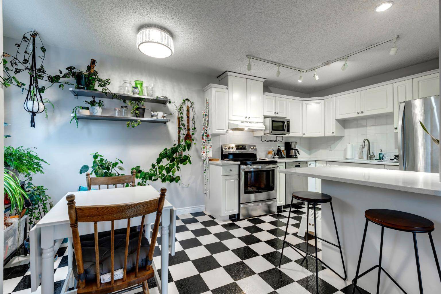 Calgary, AB T2T 0H6,835 19 AVE SW #304