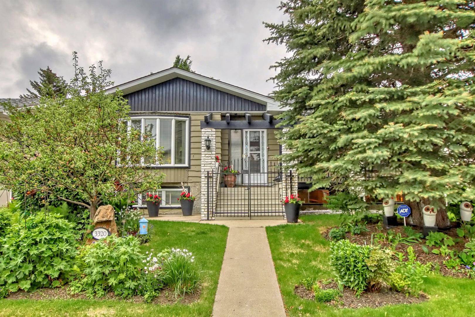 Calgary, AB T2L 0L1,3320 Constable PL NW